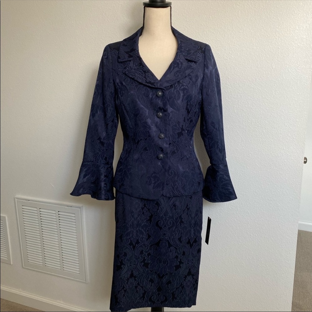Tahari suits size 2. 🌿🌿🌿🌿